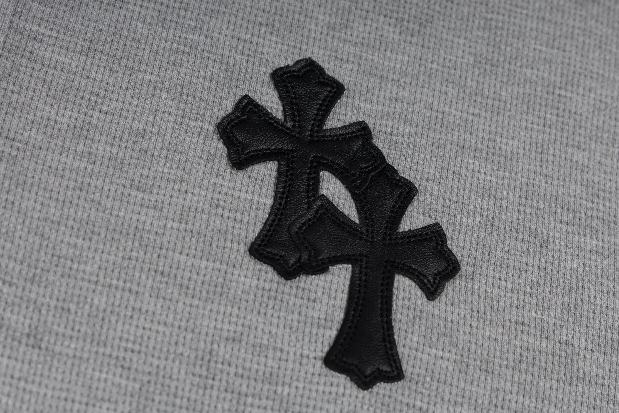 🅿️440 [Exclusive supply] CH Croix Heart Cross Leather Waffle Sweatshirt (grey) The fabric is made of 350g cotton waffle double-layer material before washing, which distinguishes the low-gram weight cut corners and non-pure cotton market products. The silver buckles and scrolls are made of antique bronze and real silver (the materials have reached the market's 300+ quality). The leather label is still made of genuine imported lambskin. The most important thing is the hand-sewn leather (the cost of manual work is high) in the fabric and hardware A lot of effort has been put into the craftsmanship. The top quality in the market and the industry benchmark are only owned by a few people. Size:S/M/L